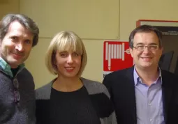 La cantante Ginevra di Marco con il vice.sindaco Marco Gallo e, a sinistra, il direttore artistico di Santibriganti Teatro, Maurizio Babuin 